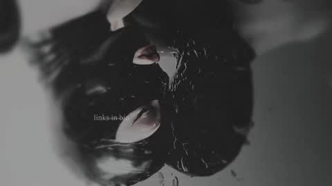 Snapshot of vinylstore chatting on February 2, 11:30 am Diva Silvia online show from February 2, 11:30 am