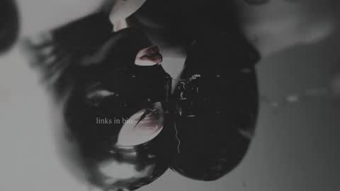 Snapshot of vinylstore chatting on February 3, 11:09 am Diva Silvia online show from February 3, 11:09 am