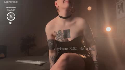 Snapshot of vinylstore chatting on February 9, 7:38 am Diva Silvia online show from February 9, 7:38 am