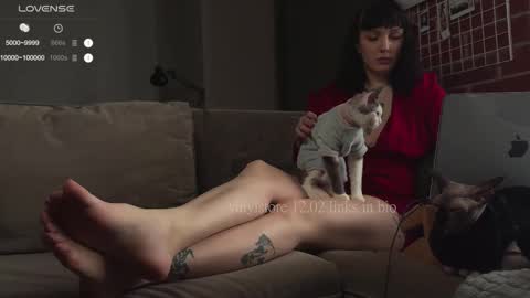 Snapshot of vinylstore chatting on February 12, 11:07 am Diva Silvia online show from February 12, 11:07 am