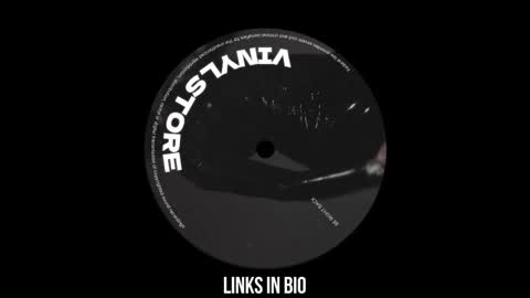 Snapshot of vinylstore chatting on March 2, 11:07 am Diva Silvia online show from March 2, 11:07 am