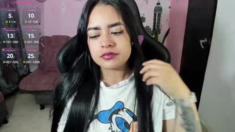 Snapshot of vio_let_ chatting on October 27, 7:23 am Daniela online show from October 27, 7:23 am