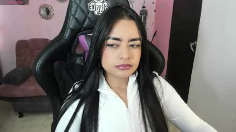 Snapshot of vio_let_ chatting on November 25, 2:50 pm Daniela online show from November 25, 2:50 pm