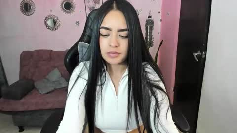 Snapshot of vio_let_ chatting on December 1, 5:01 am Daniela online show from December 1, 5:01 am