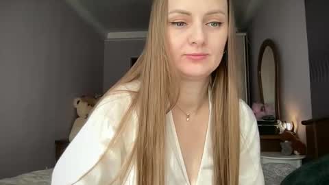Snapshot of viola_1 chatting on June 7, 6:17 am Funny girl online show from June 7, 6:17 am