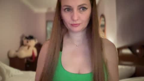 Snapshot of viola_1 chatting on July 24, 10:19 pm Funny girl online show from July 24, 10:19 pm