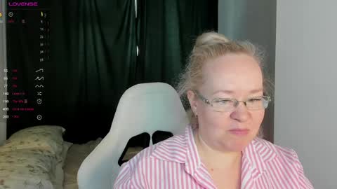 Snapshot of violasmithh chatting on May 20, 4:40 am violasmithh online show from May 20, 4:40 am
