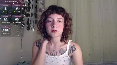 Snapshot of violet_bluee chatting on April 4, 11:46 pm Violet online show from April 4, 11:46 pm