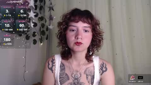 Snapshot of violet_bluee chatting on May 17, 6:44 am Violet online show from May 17, 6:44 am
