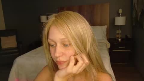 violet_winter97 online show from March 28, 3:11 pm
