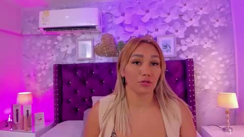 Snapshot of violeta_medina chatting on November 8, 10:37 am violeta_medina online show from November 8, 10:37 am