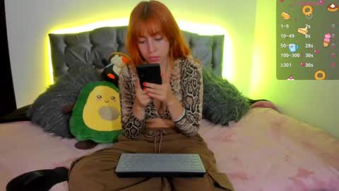 Snapshot of violetaarey chatting on December 16, 10:56 pm Violeta Help me reach 150 thumbs up online show from December 16, 10:56 pm