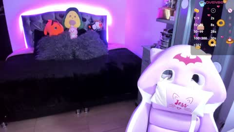 Snapshot of violetaarey chatting on December 27, 2:14 am Violeta Help me reach 150 thumbs up online show from December 27, 2:14 am