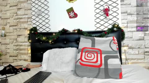 Snapshot of violetaqueen_ chatting on December 15, 9:42 pm Violeta online show from December 15, 9:42 pm
