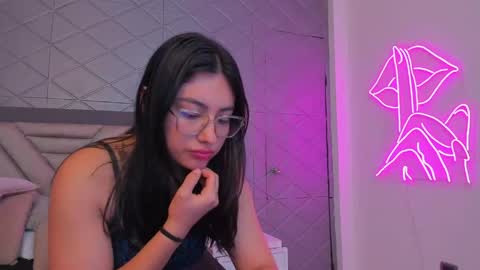 Snapshot of violetrousse chatting on April 20, 7:04 pm Violet Rousse online show from April 20, 7:04 pm
