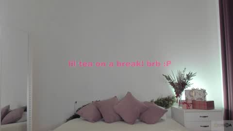 Snapshot of violetta_finch chatting on December 19, 11:50 am violetta_finch online show from December 19, 11:50 am
