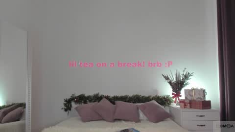 Snapshot of violetta_finch chatting on December 20, 11:32 am violetta_finch online show from December 20, 11:32 am