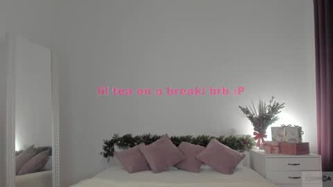 Snapshot of violetta_finch chatting on December 22, 11:33 am violetta_finch online show from December 22, 11:33 am