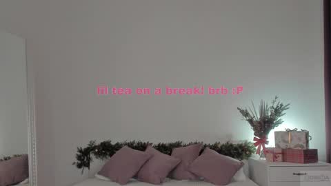 Snapshot of violetta_finch chatting on January 6, 11:18 am violetta_finch online show from January 6, 11:18 am