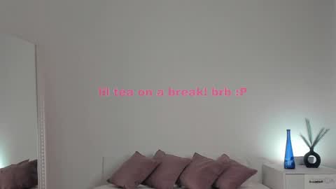 Snapshot of violetta_finch chatting on February 6, 11:32 am violetta_finch online show from February 6, 11:32 am