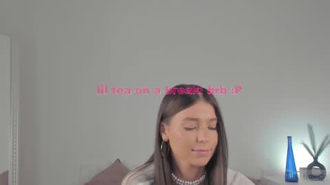Snapshot of violetta_finch chatting on February 14, 1:18 pm violetta_finch online show from February 14, 1:18 pm