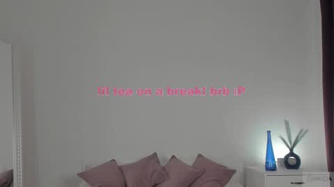 Snapshot of violetta_finch chatting on February 17, 4:26 pm violetta_finch online show from February 17, 4:26 pm