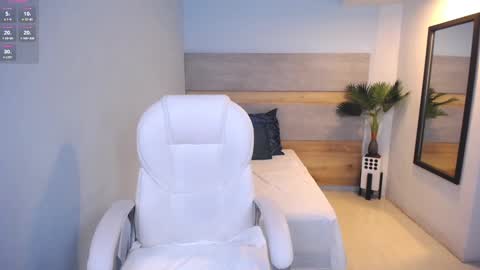 Snapshot of violetta_rainbow chatting on December 6, 8:59 am Violetta online show from December 6, 8:59 am