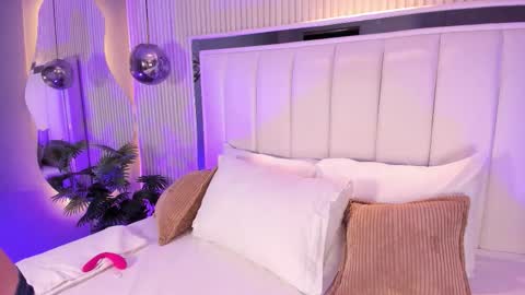 violettacolinss online show from February 3, 11:37 am