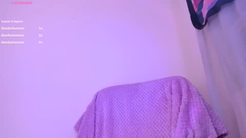 Snapshot of violettbones chatting on December 18, 5:37 am Violett online show from December 18, 5:37 am