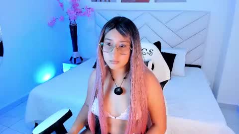 Snapshot of violette33 chatting on July 8, 6:34 pm Violette online show from July 8, 6:34 pm