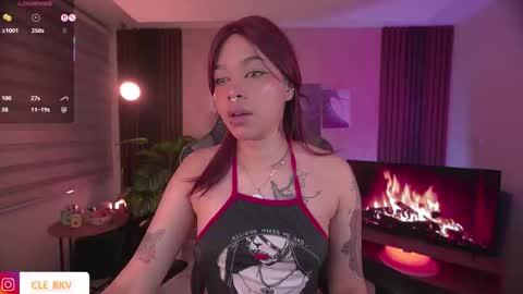 JULIE UWU online show from October 7, 8:50 pm