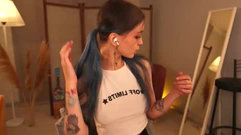 Snapshot of violettessa chatting on November 14, 11:53 am violettessa online show from November 14, 11:53 am