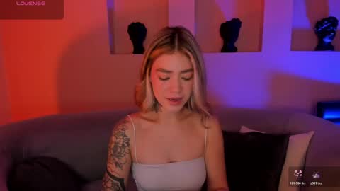 Snapshot of violetthansson chatting on May 5, 9:06 am Violett online show from May 5, 9:06 am