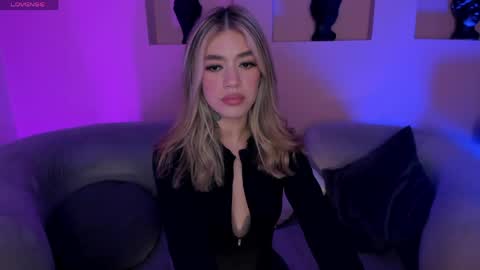 Snapshot of violetthansson chatting on May 6, 10:09 am Violett online show from May 6, 10:09 am
