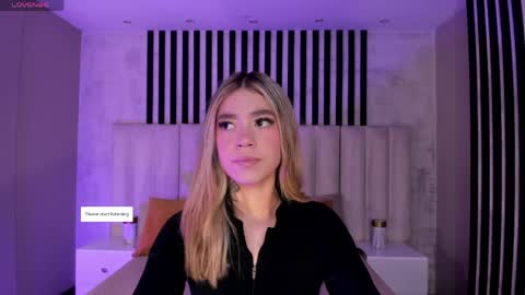 Snapshot of violetthansson chatting on May 12, 10:01 am Violett online show from May 12, 10:01 am
