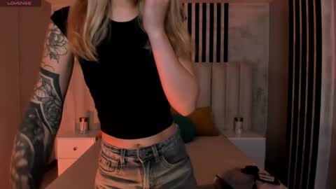 Snapshot of violetthansson chatting on June 9, 9:43 am Violett online show from June 9, 9:43 am