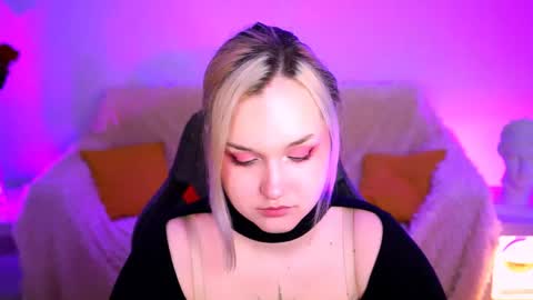 Snapshot of violettwoods chatting on May 26, 8:10 am Violett online show from May 26, 8:10 am