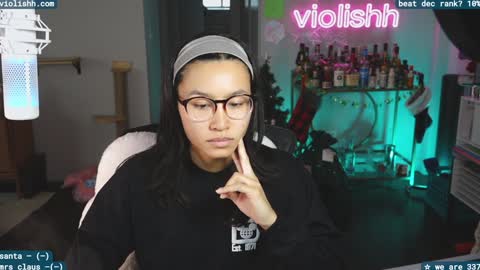 Snapshot of violishh chatting on December 18, 8:03 pm follow me on twitter violishh and ig violishh  online show from December 18, 8:03 pm