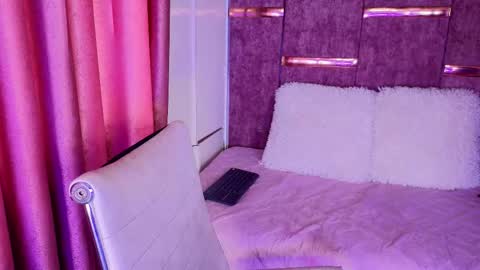 Snapshot of viollettebylyly chatting on October 20, 1:55 pm viollettebylyly online show from October 20, 1:55 pm