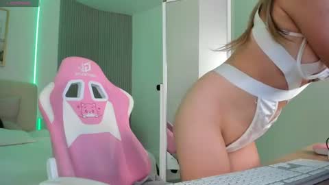 Snapshot of virrginchloee chatting on June 19, 3:00 am Chloe online show from June 19, 3:00 am
