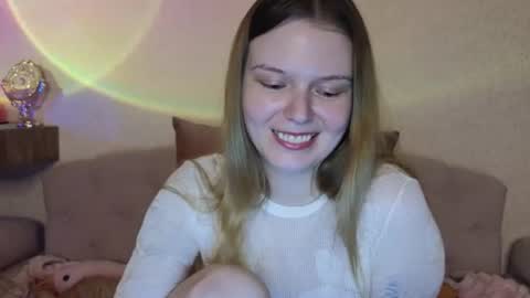 Snapshot of vivian_alison chatting on June 24, 7:02 pm vivian_alison online show from June 24, 7:02 pm