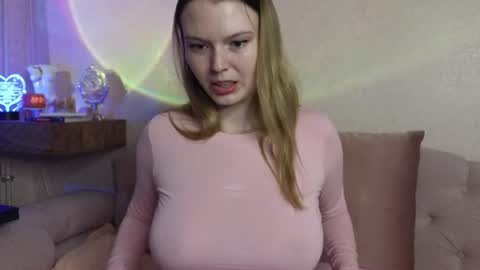 Snapshot of vivian_alison chatting on July 3, 7:31 pm vivian_alison online show from July 3, 7:31 pm