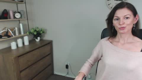 Vivian online show from December 11, 1:17 pm