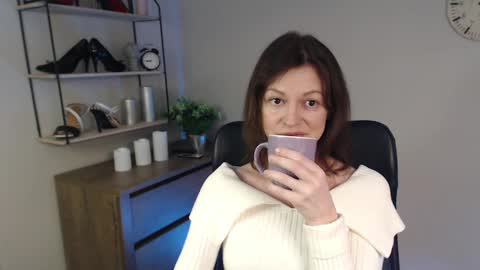 Vivian online show from February 26, 7:09 am