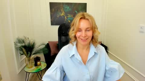 Snapshot of vivianlirei chatting on May 15, 4:52 am Sinti online show from May 15, 4:52 am