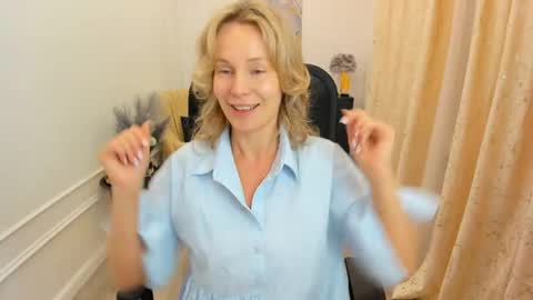 Snapshot of vivianlirei chatting on June 7, 4:27 am Sinti online show from June 7, 4:27 am