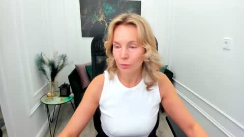 Snapshot of vivianlirei chatting on June 16, 4:37 am Sinti online show from June 16, 4:37 am
