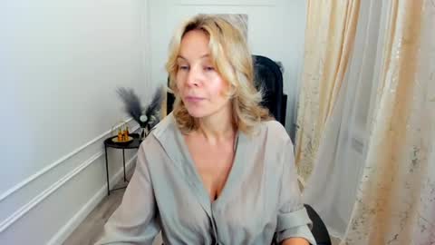 Snapshot of vivianlirei chatting on June 19, 4:39 am Sinti online show from June 19, 4:39 am