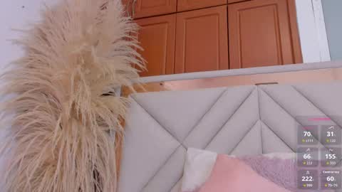 Snapshot of vivianne_scott chatting on May 17, 12:12 pm Vivi online show from May 17, 12:12 pm
