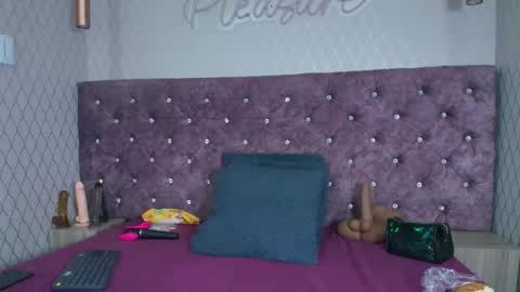 VivianRose online show from April 8, 3:39 am